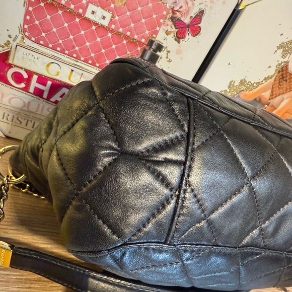 Michael Kors Black Quilted Shoulder Bag with Gold Chain - Picture 9 of 11